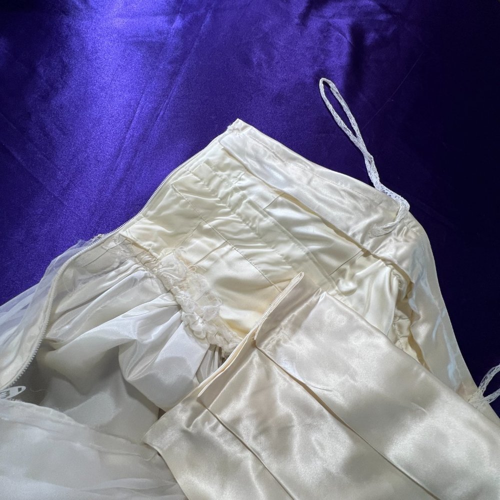 Vintage📌 Strapless Unique Tailored Wedding Gown with Long Train - Picture 12 of 16